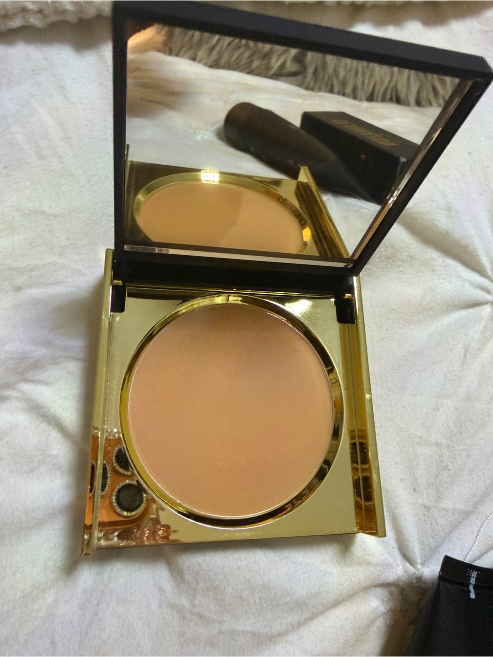 Pressed Setting Powder Compact in Neutral Beige - Lightweight Matte Finish